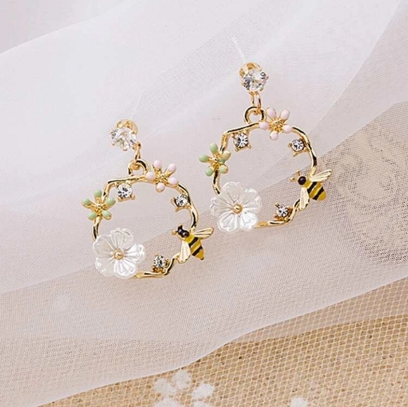 Beeautiful🐝 Dangle Circle Earrings - Picture 3 of 3